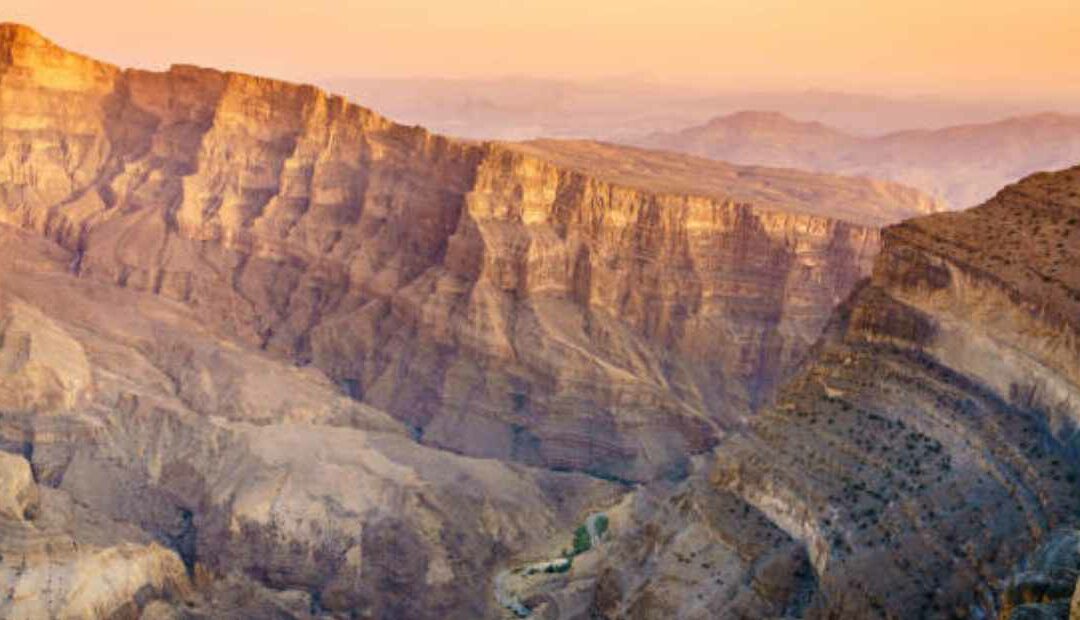 What’s the best way to see Jebel Shams?